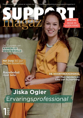 Voorpagina van Support Magazine bestaande uit een grote foto van mijzelf; ik ben een indo vrouw met donker haar dat ik los draag. Ik zit schuin op een lichtgroene stoel en draag een losse oranje broek en daarboven een okergele glanzende blouse met korte mouwen en een mintgroene ketting. Mijn gezicht is naar de camera gedraaid waar ik naar lag. Over de foto heen staan aankondigingen van artikelen die in dit nummer staan.