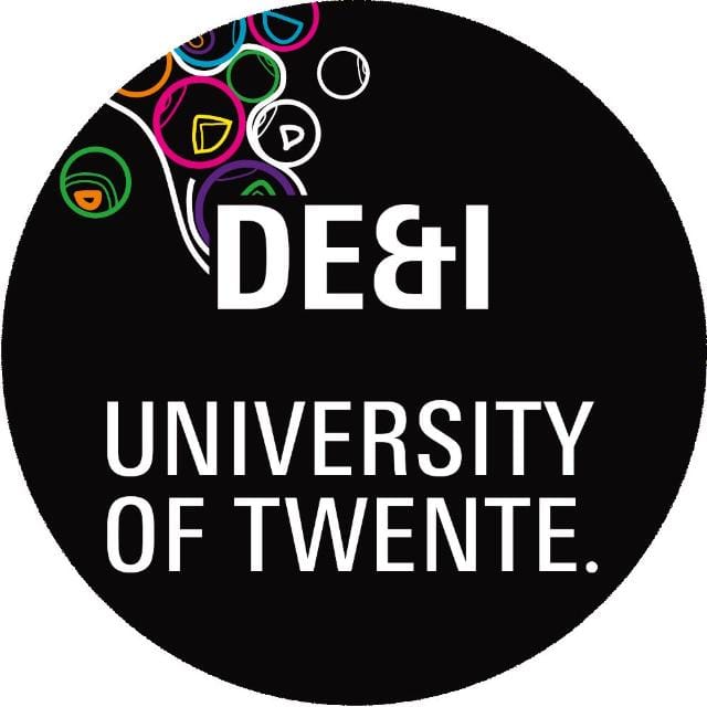 Logo van "Diversity, Equity & Inclusion"(DE&I) van de University of Twente. Zwart vlak, witte letters en gekleurde figuren in de linker bovenhoek.