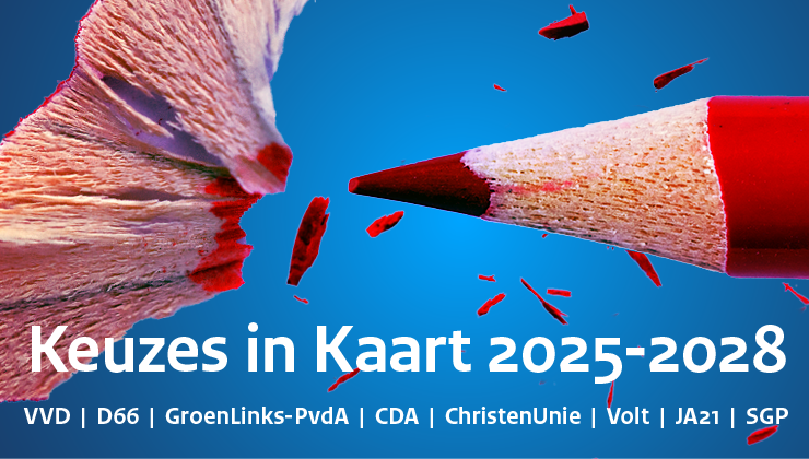 Blauwe achtergrond met vanaf rechts een rood potlood. Eromheen zweven stukjes slijpsel. Onderin staat in grote witte letters "Keuzes in Kaart 2025-2028" en daaronder in kleinere witte letters "VVD | D66 | GroenLinks-PvdA | CDA | ChristenUnie | Volt | JA21 | SGP