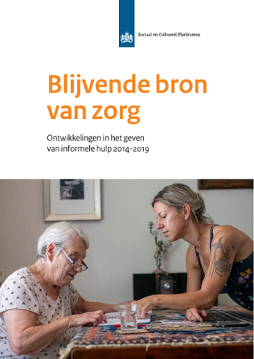 Omslag van het SCP rapport "Blijvende bron van zorg", die titel staat groot bovenaan in oranje letters. Daaronder in zwarte letters "Ontwikkelingen in het geven van informele hulp 2014-2019" daaronder een foto met links een oudere witte vrouw die aan tafel zit met een bril op, met haar hand wijst ze iets aan in een schrift/boekje/agenda. Rechts een jongere witte vrouw die over de tafel heen leunt en met haar linker hand mee wijst in het boekje/schrift/de agenda.