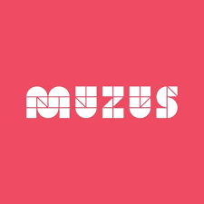 Logo van Muzus; rozerood vlak met daarin het woord muzus opgebouwd uit (stukjes) post-it's