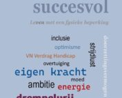 Lichtblauwe omslag van het boek "Onbeperkt Succesvol" van Bert Jongen. Ondertitel: "Leven met een fysieke beperking". Woordenwolk van termen uit het boek in verschillende kleuren, zoals inclusie, VN verdrag Handicap, ambitie en veerkracht.