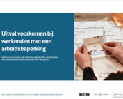 Voorkant van het rapport "Uitval voorkomen bij werkenden met een arbeidsbeperking", rechts een foto van iemand die een kaartje vasthoudt met de tekst "groeimogelijkheden". onderin de logo's van Muzus, Tilburg University en Jiska Ogier Ervaringsprofessional
