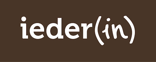 Logo van Ieder(in). Bruin vlak met daarop in witte letters de tekst "Ieder(in)" waarbij de letters "ieder" recht en met schreef zijn, en de letters "in" sierlijk.