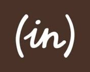 Bruine achtergrond met in witte sierlijke letters "(in)" uit het logo van Ieder(in).