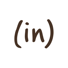 Iederin klein wit In witte sierlijke letters "(in)" uit het logo van Ieder(in).